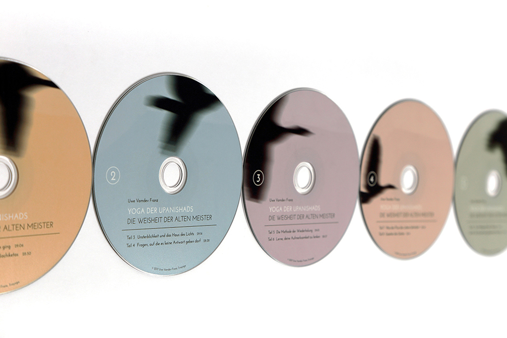 Grafikdesign Köln bedruckte CDs mit Illustrationen, Farbschema und Text