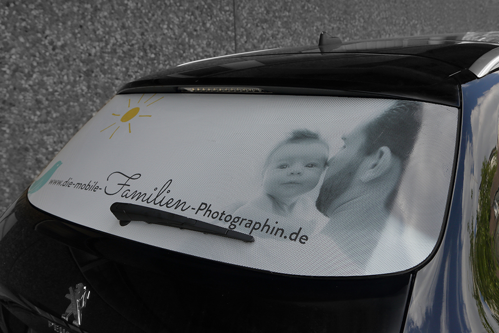 Fahrzeugbeschriftung mit Lochfolie auf dem Heckfenster für eine Kölner Fotografin