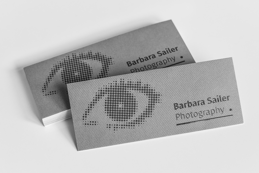 Visitenkarten einer Fotografin mit mattem Papier und lackiertem Logo – Beispiel für Corporate Design und Branding für Fotograf:innen in Köln.