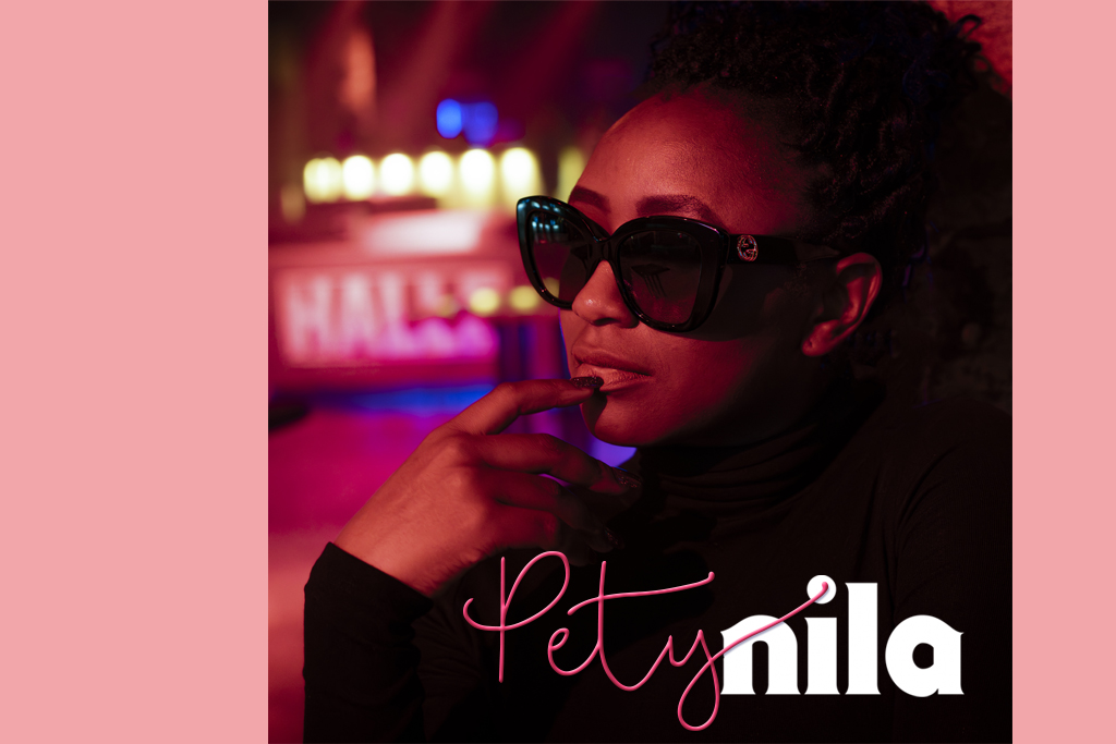 Albumcover-Mockup mit Logo und Portrait der Sängerin Pety Nila.