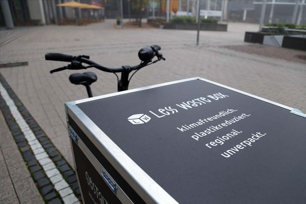 Fahrzeugbeschriftung auf einem Kölner Lastenrad – Logo als mobile Werbung im Stadtverkehr