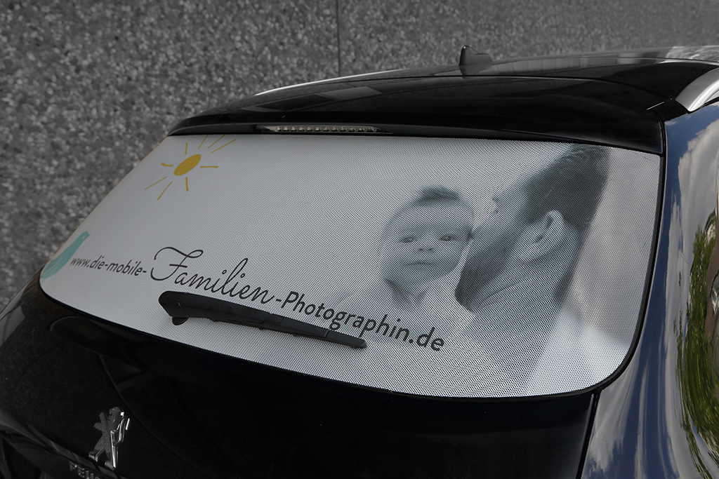 Heckscheibenbeschriftung mit Lochfolie für eine Fotografin in Köln