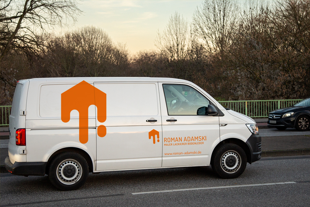Corporate Design umgesetzt in der Fahrzeugbeschriftung des Transporters
